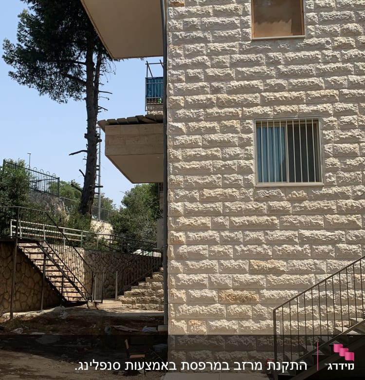 העבודה בהסתכלות מזרחה, תוך כדי הסתרה מירבית של הצינור למי שמגיע לבנין.